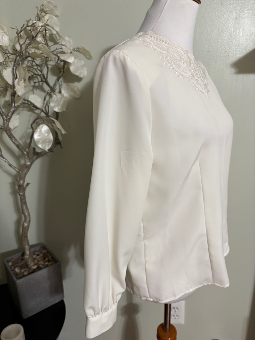 Christie & Jill Vintage Cream Embroidered Neck Blouse Women's - Picture 3 of 5